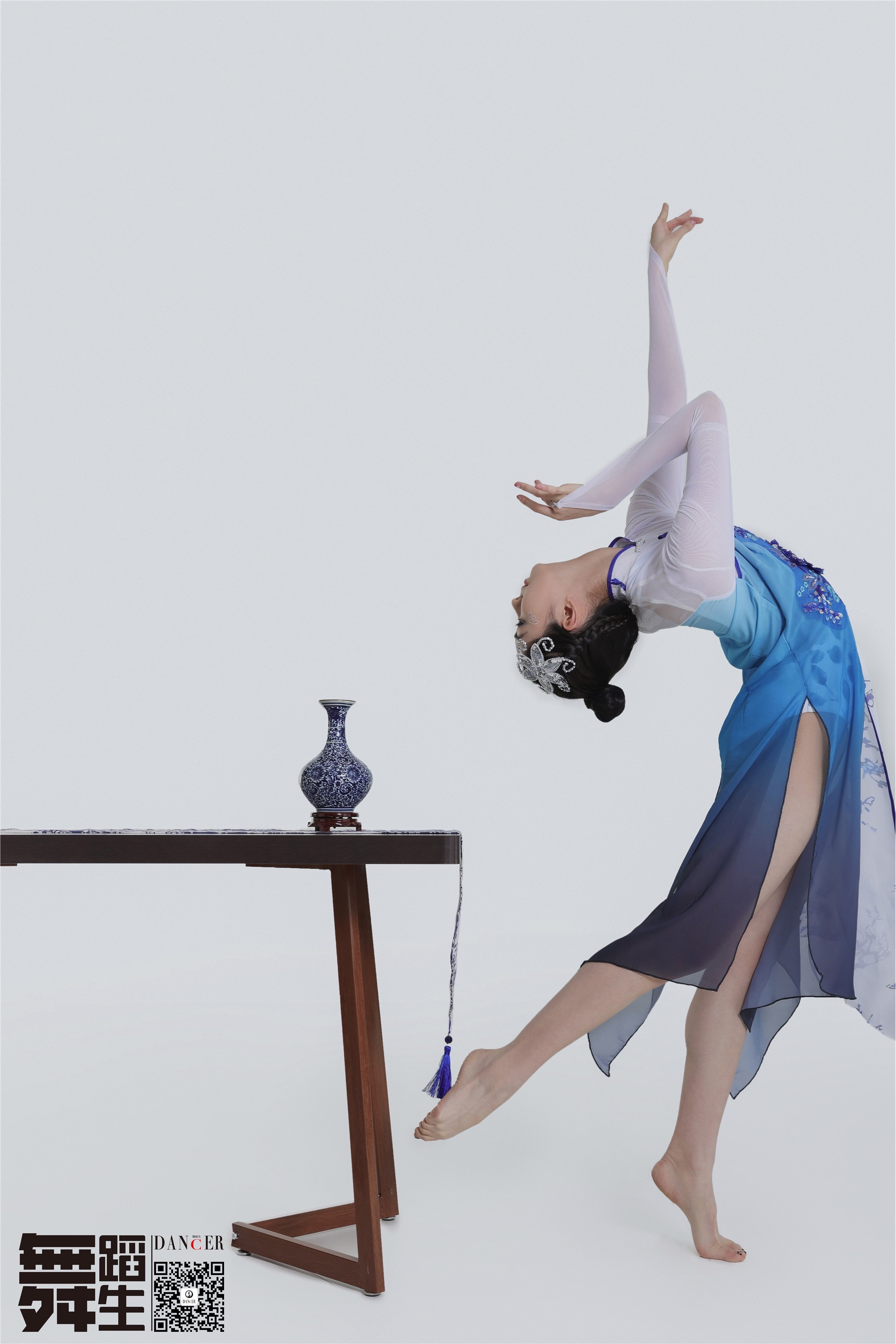 GALLI GALLI Dance Diary 104 - Blue and white porcelain Han Yutong